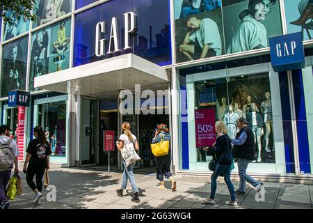 OXFORD STREET LONDRA 2 LUGLIO 2021. I pedoni passano accanto al negozio di punta GAP in Oxford Street. La società di vendita al dettaglio americana chiuderà tutti i 81 negozi nel Regno Unito e in Irlanda e prevede di vendere online. Credit amer Ghazzal/Alamy Live News Foto Stock