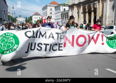 Mintestens 133 Menschen versammelten sich am 2. Juji 2021 a München, um bei einer venerdì per il futuro Demo für Klimagerechtigkeit zu demonstrieren. * il 2 luglio 2021 almeno 133 persone hanno partecipato a una manifestazione per la giustizia climatica a Monaco, Germania. (Foto di Alexander Pohl/Sipa USA) Foto Stock