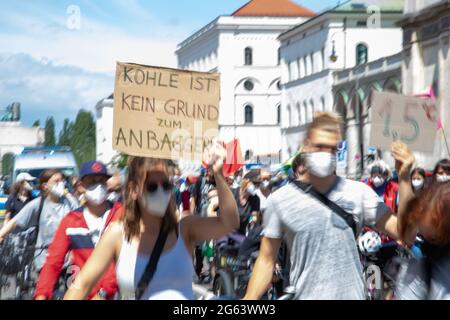 Mintestens 133 Menschen versammelten sich am 2. Juji 2021 a München, um bei einer venerdì per il futuro Demo für Klimagerechtigkeit zu demonstrieren. * il 2 luglio 2021 almeno 133 persone hanno partecipato a una manifestazione per la giustizia climatica a Monaco, Germania. (Foto di Alexander Pohl/Sipa USA) Foto Stock