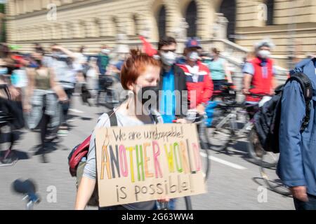 Mintestens 133 Menschen versammelten sich am 2. Juji 2021 a München, um bei einer venerdì per il futuro Demo für Klimagerechtigkeit zu demonstrieren. * il 2 luglio 2021 almeno 133 persone hanno partecipato a una manifestazione per la giustizia climatica a Monaco, Germania. (Foto di Alexander Pohl/Sipa USA) Foto Stock