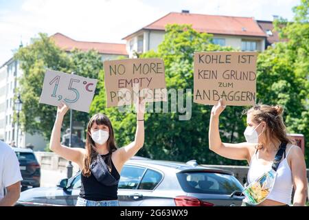 Mintestens 133 Menschen versammelten sich am 2. Juji 2021 a München, um bei einer venerdì per il futuro Demo für Klimagerechtigkeit zu demonstrieren. * il 2 luglio 2021 almeno 133 persone hanno partecipato a una manifestazione per la giustizia climatica a Monaco, Germania. (Foto di Alexander Pohl/Sipa USA) Foto Stock