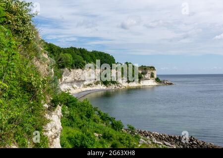 Un bellissimo paesaggio oceanico con ripide scogliere di pietra calcarea bianca e foresta Foto Stock