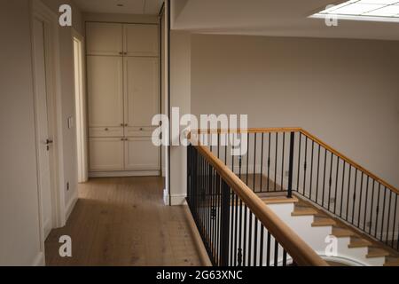 Vista generale dell'interno della casa con ampio corridoio e scala Foto Stock