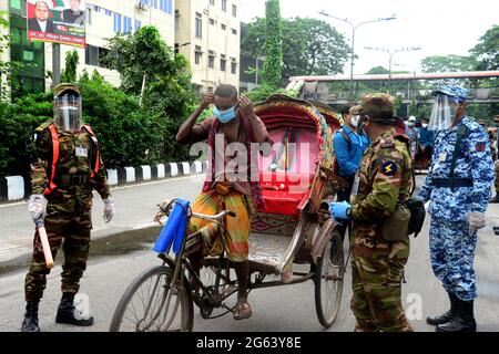 Dhaka, Bangladesh. 02 luglio 2021. Il personale dell'esercito del Bangladesh pattuglia per strada in un punto di controllo durante il rigido blocco di Coronavirus Covid-19 a Dhaka, Bangladesh, il 2 luglio 2021. Le autorità del Bangladesh hanno imposto il blocco totale a livello nazionale per una settimana tra le crescenti infezioni da coronavirus e i decessi correlati al coronavirus nel paese. Credit: Mamunur Rashid/Alamy Live News Foto Stock