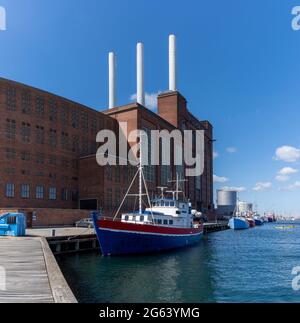 Copenaghen, Danimarca - 13 giugno 2021: Vecchie e colorate barche da pesca nel porto di Nordhavn e nella zona industriale di Copenhagen Foto Stock