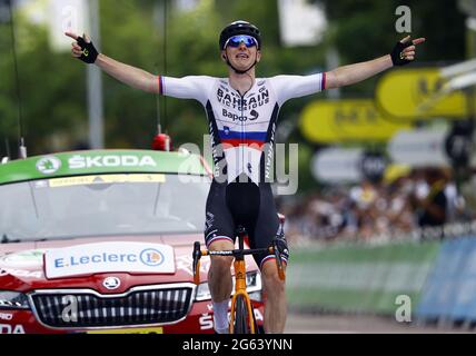 Lo sloveno Matej Mohoric del Bahrain festeggia vittorioso dopo aver vinto la settima tappa della 108a edizione della corsa ciclistica Tour de France, 249, Foto Stock