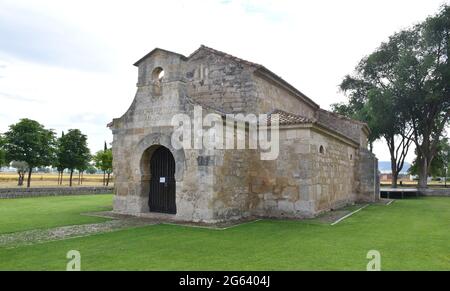 Visigoth Chiesa di San Juan Bautista a Venta de Baños. Costruito nel VII secolo, attualmente circondato da un'area paesaggistica. Spagna. Foto Stock