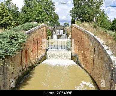 Canal de Castilla mentre passa attraverso la città di Palencia. E 'stato costruito per collegare l'entroterra spagnolo con il mare via nave. Foto Stock