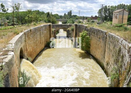 Sezione del Canal de Castilla mentre attraversa la città di Palencia. Fu costruita tra il XVII e il XIX secolo. Foto Stock