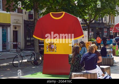 Installazione di camicie da calcio country su Tottenham Court Road con squadre in finale UEFA Euro 2020, prima delle partite. Londra, Regno Unito 02 luglio 2021. Foto Stock