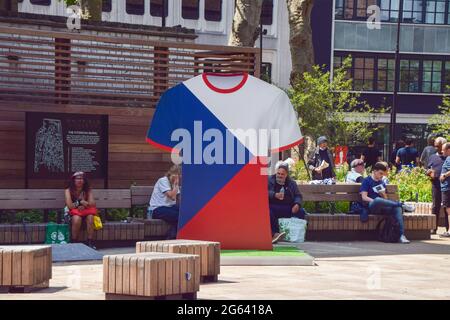 Installazione di camicie da calcio country su Tottenham Court Road con squadre in finale UEFA Euro 2020, prima delle partite. Londra, Regno Unito 02 luglio 2021. Foto Stock