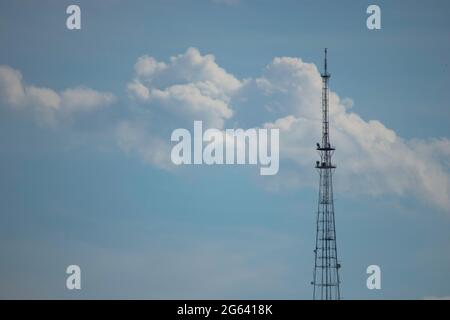 torre di ferro su uno sfondo di cielo blu nuvoloso Foto Stock