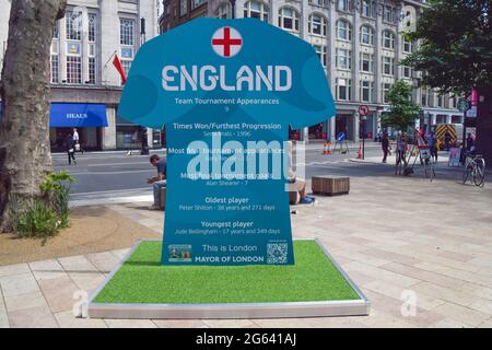 Installazione di camicie da calcio country su Tottenham Court Road con squadre in finale UEFA Euro 2020, prima delle partite. Londra, Regno Unito 02 luglio 2021. Foto Stock