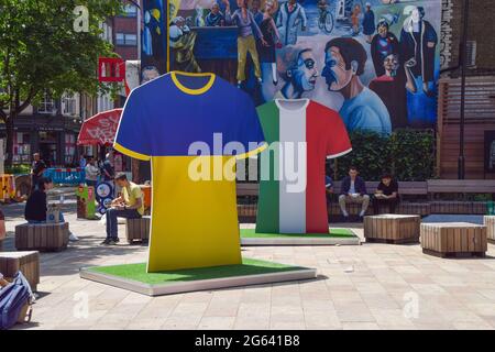 Installazione di camicie da calcio country su Tottenham Court Road con squadre in finale UEFA Euro 2020, prima delle partite. Londra, Regno Unito 02 luglio 2021. Foto Stock