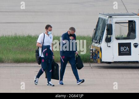 Il manager inglese Gareth Southgate sul asfalto in testa a bordo dell'aereo mentre il team inglese partirà dall'aeroporto di Birmingham, in direzione di Roma, dove domani (sabato 3 luglio) affronteranno l'Ucraina nel quarto finale dell'Euro 2020. Data immagine: Venerdì 2 luglio 2021. Foto Stock