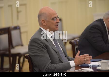 Atene, Grecia. 02 luglio 2021. Il Ministro degli Affari Esteri greco Nikos Dendias durante l'incontro con Aguila Saleh Issa Presidente della Camera dei rappresentanti libica. (Foto di Dimitrios Karvountzis/Pacific Press) Credit: Pacific Press Media Production Corp./Alamy Live News Foto Stock