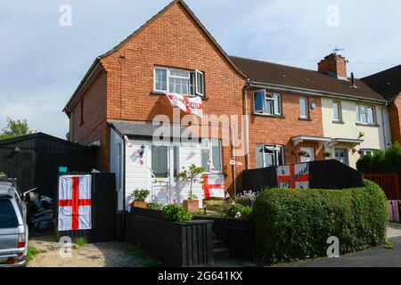 Bristol, Regno Unito. 1 luglio 2021. Le bandiere inglesi pendono e volano su una casa a Bristol, Regno Unito durante i campionati di calcio Euro 2020 a sostegno della nazionale. Picture Credit: Graham Hunt/Alamy Live News Foto Stock