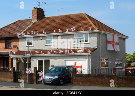 Bristol, Regno Unito. 1 luglio 2021. Le bandiere inglesi pendono e volano su una casa a Bristol, Regno Unito durante i campionati di calcio Euro 2020 a sostegno della nazionale. Picture Credit: Graham Hunt/Alamy Live News Foto Stock