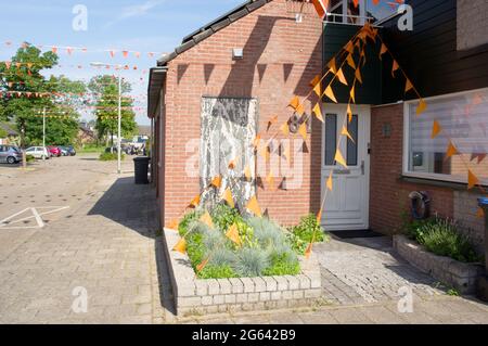 Casa decorata in arancione in una strada decorata nei Paesi Bassi per il Campionato europeo di calcio Foto Stock