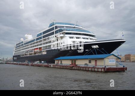 ST. PETERSBURG, RUSSIA - 18 GIUGNO 2016: La nave da crociera a cinque stelle "Azamara quest" ormeggiata al molo inglese in una giornata nuvolosa Foto Stock