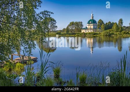 REGIONE DI MOSCA, RUSSIA - 10 giugno 2021, Chiesa di Michele Arcangelo nel villaggio di Tarakanovo, regione di Mosca. In questa chiesa il blocco poeta e. Foto Stock