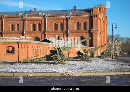 ST. PETERSBURG, RUSSIA - 20 GENNAIO 2017: Pezzi di artiglieria del periodo Grande Guerra Patriottica alle mura del museo dell'artiglieria nel pomeriggio di gennaio Foto Stock