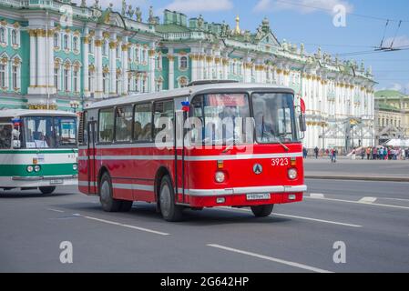 SAN PIETROBURGO, RUSSIA - 21 MAGGIO 2017: Autobus urbano sovietico rosso LAZ-695N sullo sfondo del Palazzo d'Inverno. Sfilata di trasporto retrò in onore della c Foto Stock