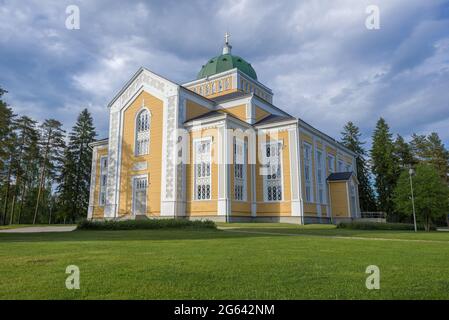 La più grande chiesa luterana in legno della Finlandia in un giorno nuvoloso di giugno. Kerimyaki, Finlandia Foto Stock