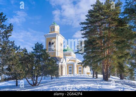 Paesaggio invernale con la più grande chiesa in legno della Finlandia. Kerimyaki Finlandia Foto Stock