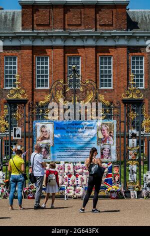 Londra, Regno Unito. 2 luglio 2021. La statua è stata svelata il 1 luglio 2021, che sarebbe stato il suo 60° compleanno e la gente ha lasciato tributi sulle porte principali del Palazzo. Una nuova statua di Diana, Principessa del Galles, nel Giardino Sunken del Kensington Palace di Londra. Commis. Credit: Guy Bell/Alamy Live News Foto Stock