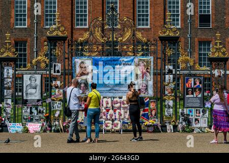 Londra, Regno Unito. 2 luglio 2021. La statua è stata svelata il 1 luglio 2021, che sarebbe stato il suo 60° compleanno e la gente ha lasciato tributi sulle porte principali del Palazzo. Una nuova statua di Diana, Principessa del Galles, nel Giardino Sunken del Kensington Palace di Londra. Commis. Credit: Guy Bell/Alamy Live News Foto Stock