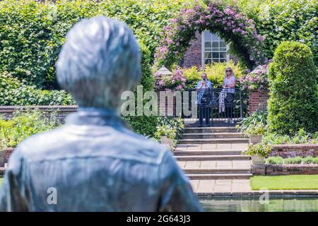 Londra, Regno Unito. 2 luglio 2021. Tulipani in piena fioritura fuori Buckingham Palace, come Londra inizia a uscire dal Lockdown 3. Credit: Guy Bell/Alamy Live News Foto Stock