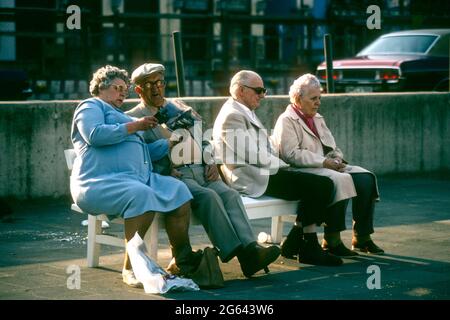 Quattro anziani seduti su una panchina nel 1981, Colonia, Nord Reno-Westfalia, Germania Foto Stock