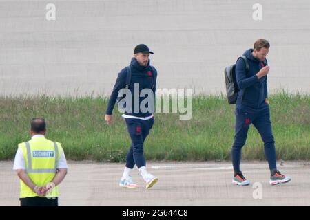 L'Inghilterra Jack Grealish (a sinistra) e Harry Kane sulla asfalto in direzione di salire a bordo dell'aereo mentre il team inglese partirà dall'aeroporto di Birmingham, in direzione di Roma, dove domani (sabato 3 luglio) si troveranno ad affrontare l'Ucraina nel quarto finale dell'Euro 2020. Data immagine: Venerdì 2 luglio 2021. Foto Stock