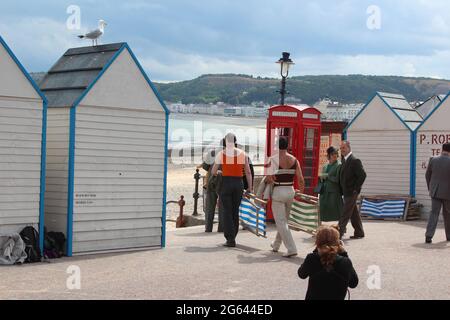 Six Minutes to Midnight è un film di dramma bellico britannico, alcune parti del film sono state girate sulla Llandudno Promenade, il film è diretto da Andy Goddard Foto Stock