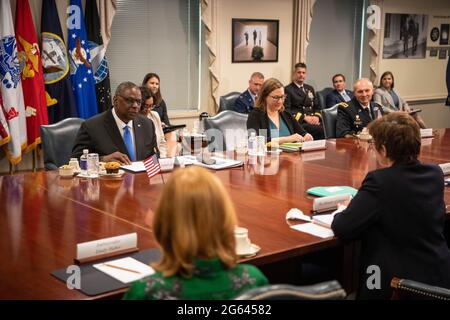 Arlington, Virginia, Stati Uniti. 30 giugno 2021. Il Segretario della Difesa degli Stati Uniti Lloyd Austin, al centro, durante un incontro bilaterale con il Ministro della Difesa tedesco Annegert Kramp-Kartenbauer al Pentagono 30 giugno 2021 ad Arlington, Virginia. Foto Stock