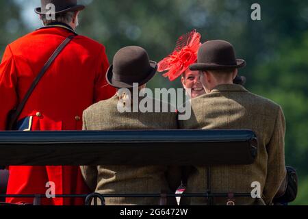 Windsor, Berkshire, Regno Unito. 2 luglio 2021. La Jack Wetzel Coaching Marathon si è svolta oggi al Royal Windsor Horse Show. Il percorso di 9 miglia includeva la Long Walk. È stata una giornata bellissima, soleggiata e calda. Il Royal Windsor Horse Show nei terreni privati del Castello di Windsor si svolge fino a domenica di questa settimana. Credit: Maureen McLean/Alamy Live News Foto Stock