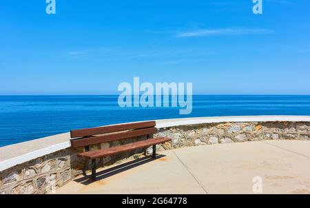 Panchina sul lungomare lungo il mare a Rethimno, Creta, Grecia. Orizzontale Foto Stock