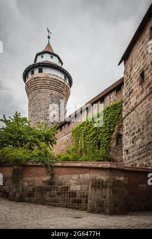 Vista panoramica con la torre Sinwell nel castello di Norimberga, Germania Foto Stock