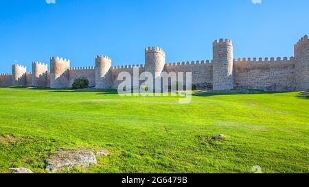 Vista panoramica delle mura medievali della città di Avila in Spagna Foto Stock
