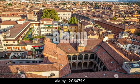 Tetti in tegole della città di Bologna, Italia. Vista panoramica dall'alto, paesaggio urbano italiano Foto Stock