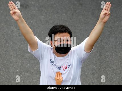 Bangkok, Thailandia. 02 luglio 2021. Parit chiwarak (conosciuto anche come Penquin) un protetore pro-democrazia che indossa una maschera facciale e fa il saluto a tre dita fuori dalla Casa del Governo durante il raduno per chiedere al primo Ministro della Thailandia, Prayuth Chan o-Cha di dimettersi. (Foto di Chaiwat Subprasom/SOPA Images/Sipa USA) Credit: Sipa USA/Alamy Live News Foto Stock