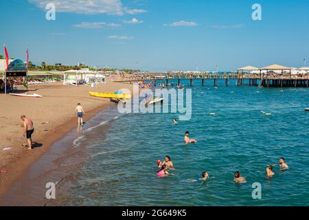 Antalya, Turchia-29 giugno 2021: I vacanzieri prendisole, nuotare o fare  altre attività sulla spiaggia in estate ad Antalya Foto stock - Alamy