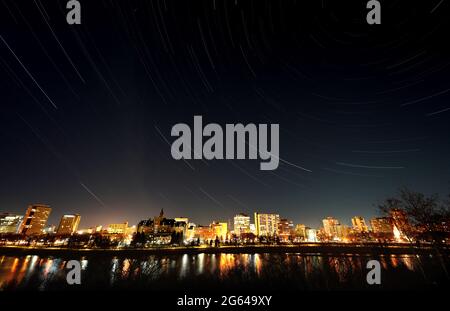 Night Shot Saskatoon Skyline con vista sulla città del fiume Foto Stock