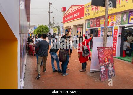 KOLKATA, INDIA - 9 FEBBRAIO 2018 : clienti alla fiera del libro di Kolkata. E' la più grande fiera del mondo, la più frequentata e famosa per i libri non commerciali. Foto Stock