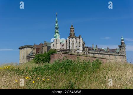 Helsingor, Danimarca - 17 giugno 2021: Veduta del Castello di Kronborg sulla costa del Mar Baltico a Helsingor Foto Stock