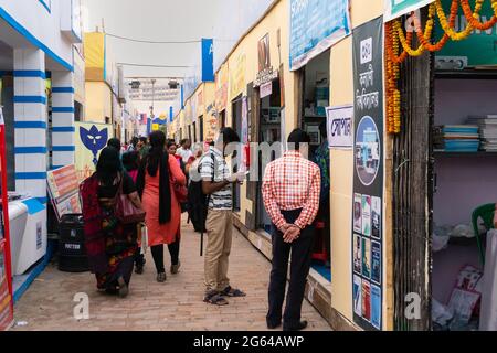 KOLKATA, INDIA - 9 FEBBRAIO 2018 : clienti alla fiera del libro di Kolkata. E' la più grande fiera del mondo, la più frequentata e famosa per i libri non commerciali. Foto Stock