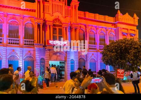 KOLKATA, INDIA - 9 FEBBRAIO 2018 : stalli del libro del Bangladesh, paese vicino dell'India, alla fiera del libro di Kolkata. È il più grande del mondo, più attento Foto Stock