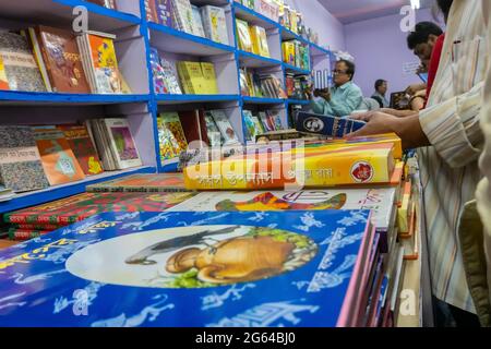 KOLKATA, INDIA - 9 FEBBRAIO 2018 : clienti alla fiera del libro di Kolkata. E' la più grande fiera del mondo, la più frequentata e famosa per i libri non commerciali. Foto Stock