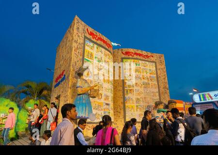 KOLKATA, INDIA - 9 FEBBRAIO 2018 : clienti alla fiera del libro di Kolkata. E' la più grande fiera del mondo, la più frequentata e famosa per i libri non commerciali. Foto Stock